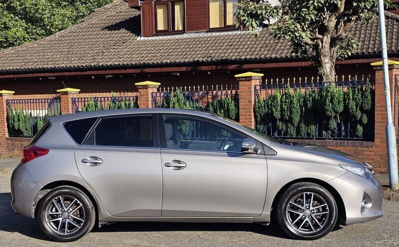TOYOTA AURIS