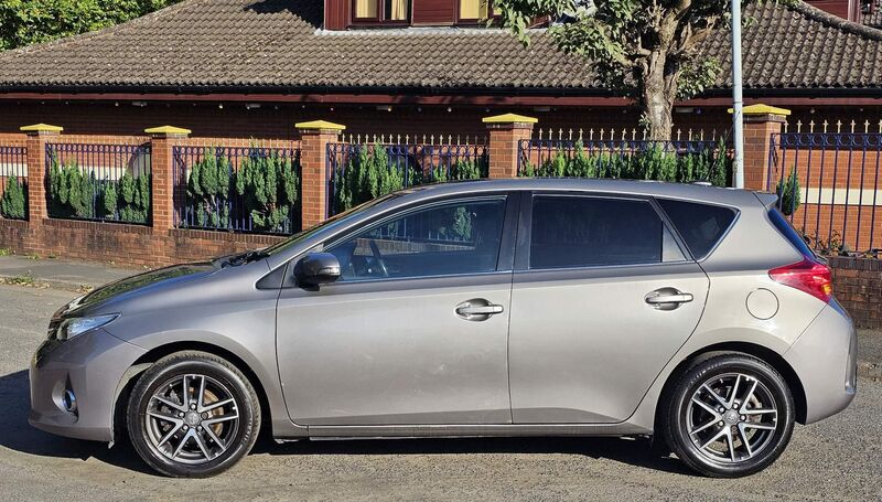TOYOTA AURIS