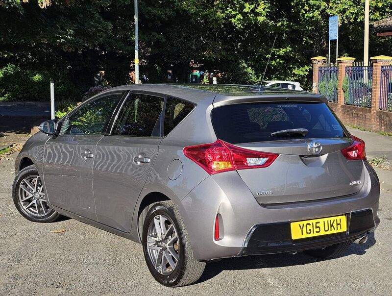 TOYOTA AURIS