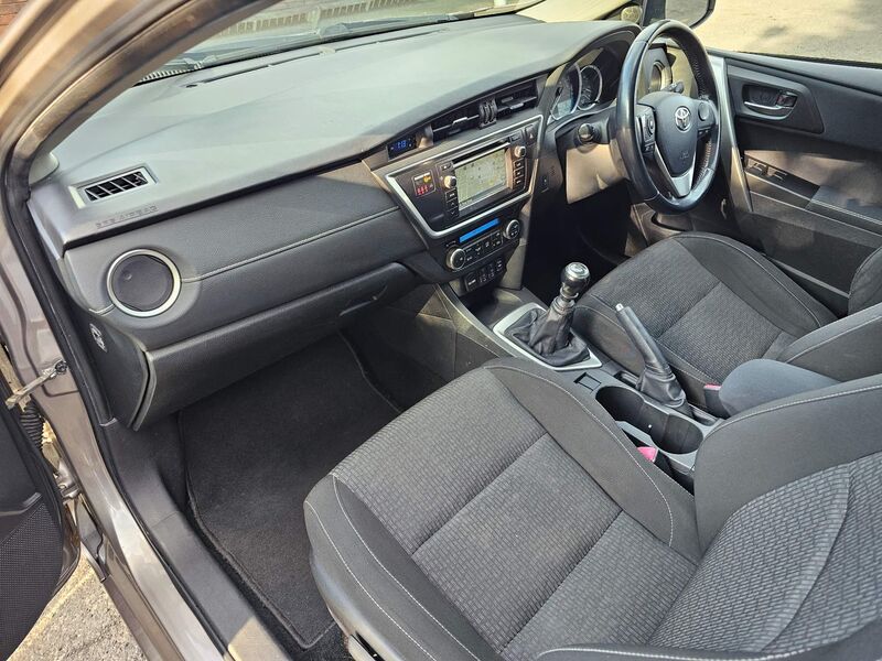 TOYOTA AURIS