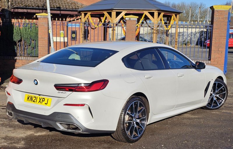 BMW 8 SERIES