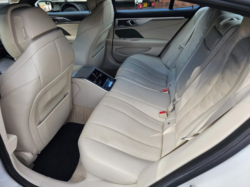 BMW 8 SERIES