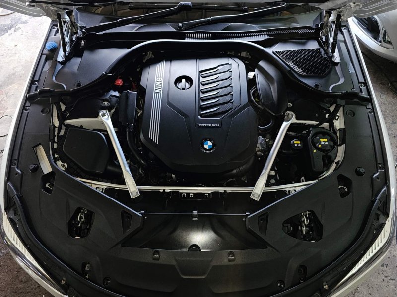 BMW 8 SERIES