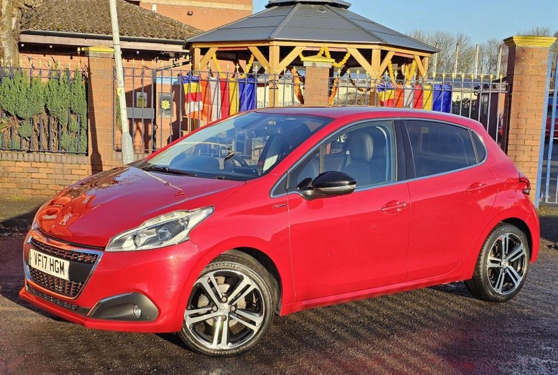 PEUGEOT 208