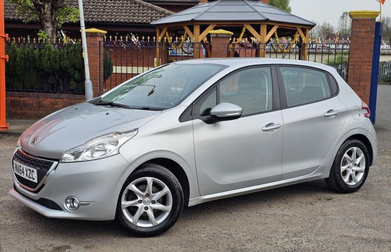 PEUGEOT 208