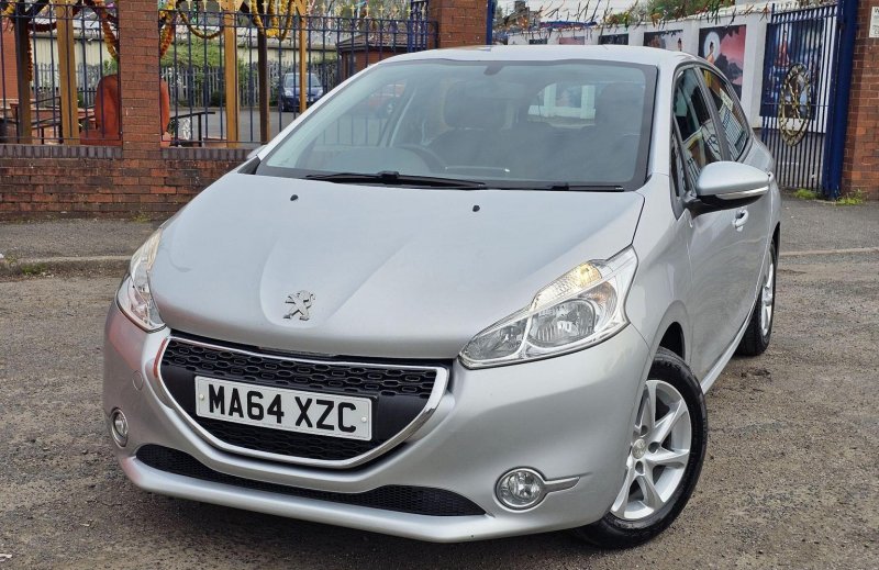 PEUGEOT 208
