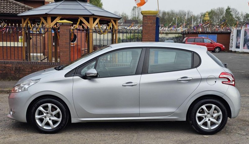 PEUGEOT 208