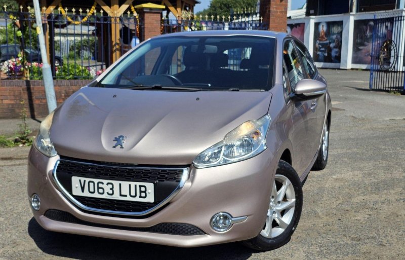 PEUGEOT 208