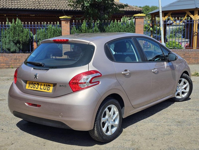 PEUGEOT 208
