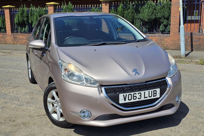PEUGEOT 208