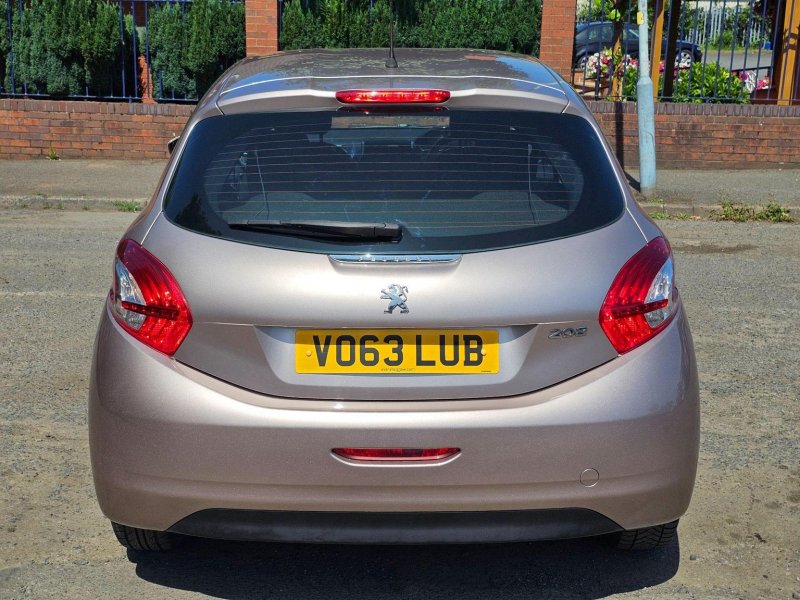 PEUGEOT 208