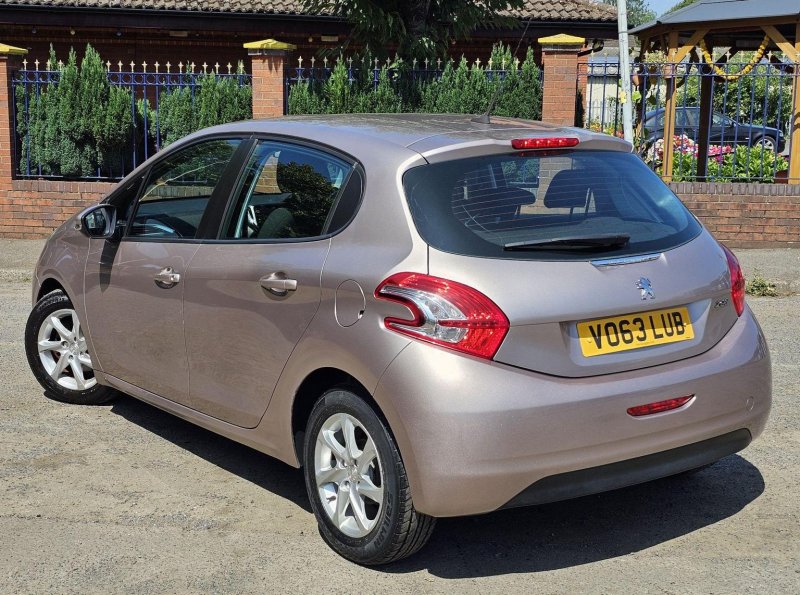 PEUGEOT 208