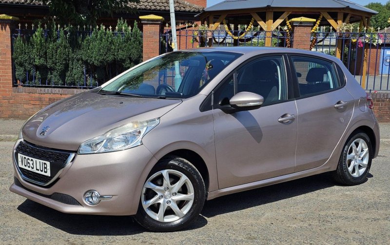 PEUGEOT 208