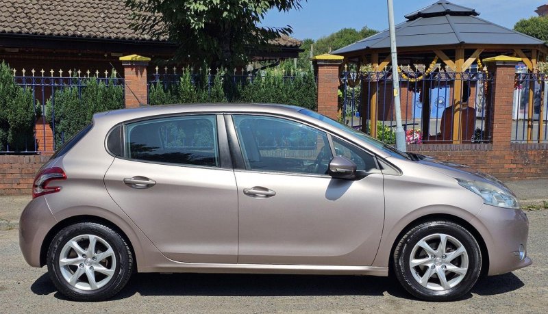 PEUGEOT 208
