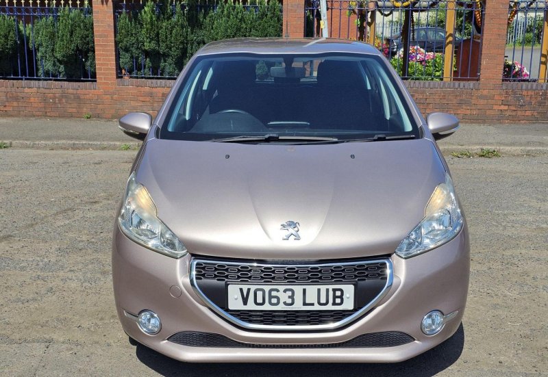 PEUGEOT 208