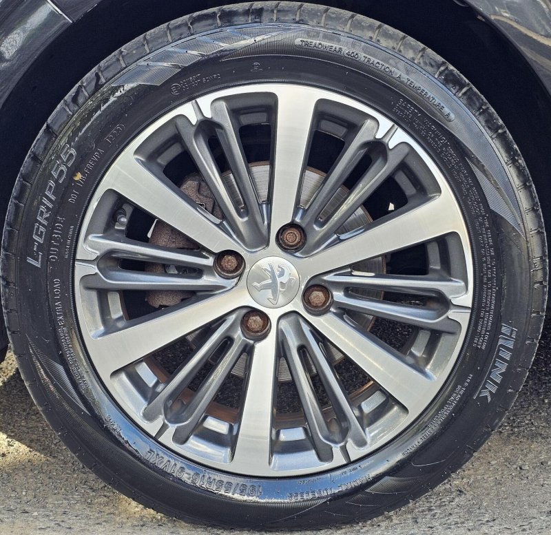 PEUGEOT 208